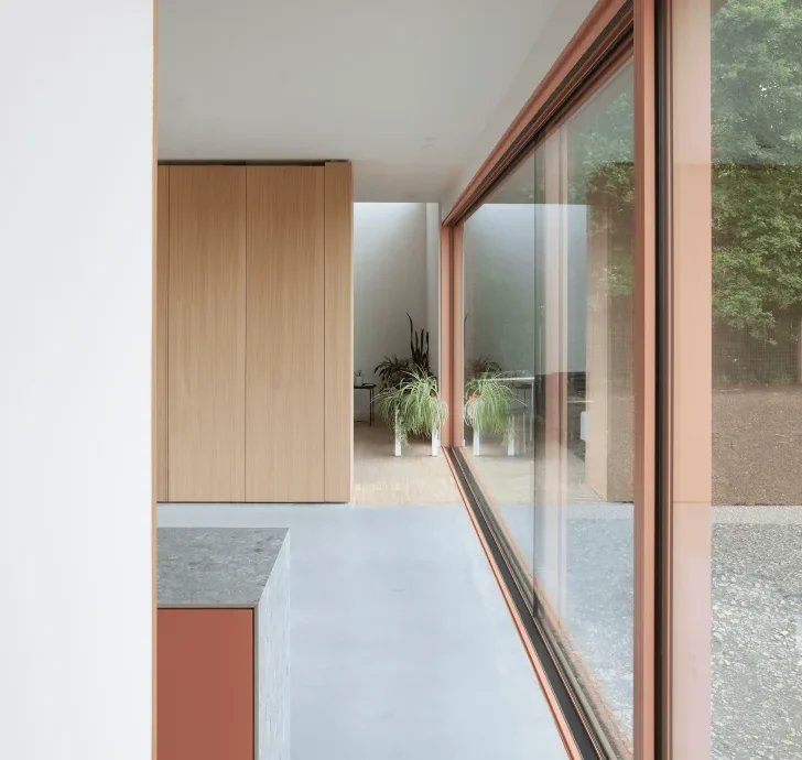 Modern interieur met aluminium ramen