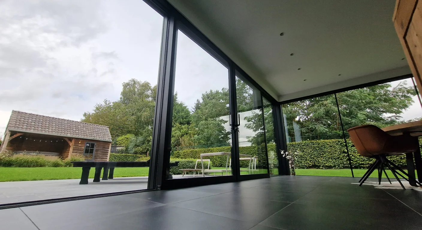 Aluminium schuiframen met uitzicht op tuin