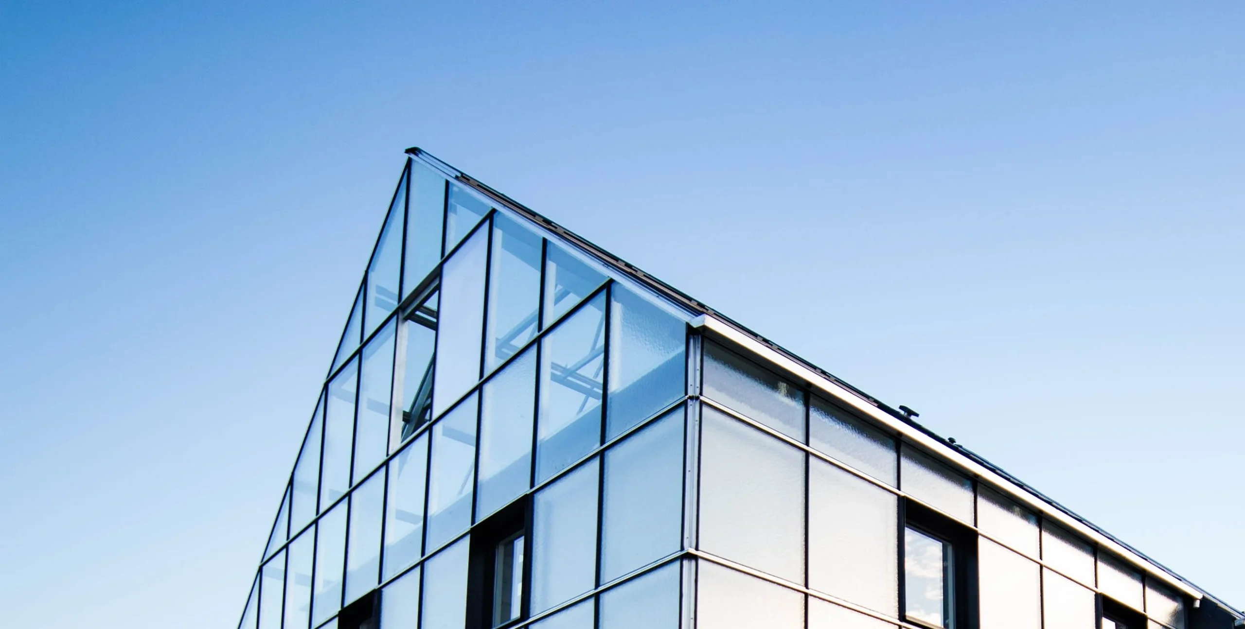 Aluminium vliesgevel voor bedrijfsgebouw